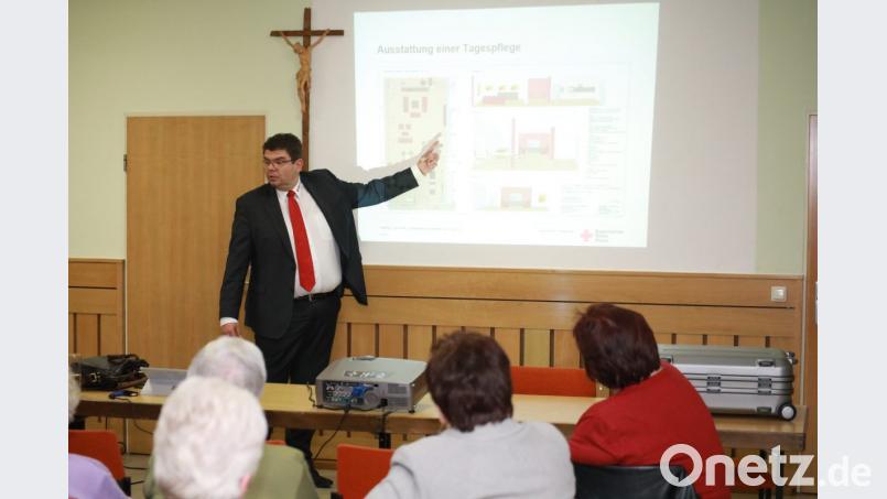 Über die Tagespflege im allgemeinen und über die geplante Tagespflegeeinrichtung referiert BRK-Kreisgeschäftsführer Holger Schedl beim Vortragsabend der Arbeitsgemeinschaft sozialdemokratischer Frauen (AsF) im Kolpinghaus. Bild: njn