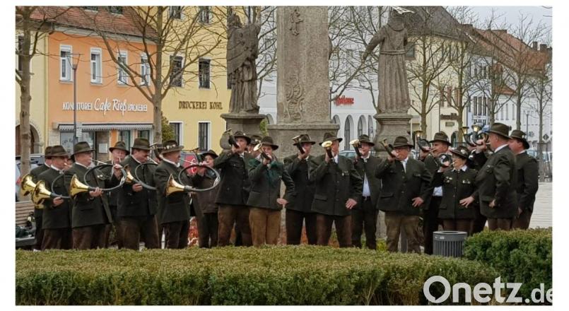 Vor der Mariensäule auf dem Marktplatz versammelten sich die Jagdhornbläser nach der Messe und erfreuten die Zuhörer mit jagdlichen Musikstücken aus ihrem Repertoire. Mit dem “Wiedersehen“, “Jagd vorbei“ und „Halali“ fand der Vormittag ein klangvolles Ende. Bild: Christine Kahl