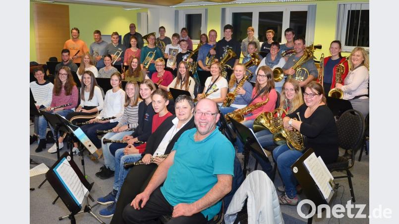 70 Mitwirkende im Alter zwischen 12 und 57 Jahren proben seit Wochen unter Leitung von Hermann Mack (vorne) und Cornelia Kraus (vorne, rechts) intensiv für die beiden Neujahrskonzerte des Musikvereins, bei denen sich alles um die Stadt Wien drehen wird. Bild: fjo