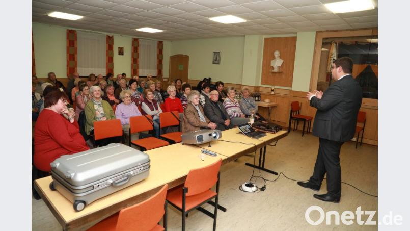 Über die Tagespflege im allgemeinen und über die geplante Tagespflegeeinrichtung referiert BRK-Kreisgeschäftsführer Holger Schedl (rechts) beim Vortragsabend der Arbeitsgemeinschaft sozialdemokratischer Frauen (AsF) im Kolpinghaus. Bild: njn