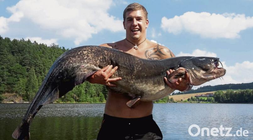 Michael Wenkmann muss den Fisch wieder ins Wasser werfen: Beim Wettbewerb zum Dauerangeln hat es für den Sulzbach-Rosenberger nicht gereicht. Bild: ge