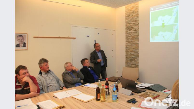 Walter Huber ist zu Gast im Gemeinderat, um den aktuellen DSL-Ausbaustand näher zu erläutern. Bild: wro