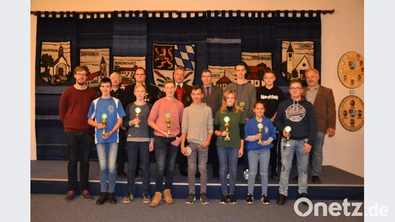 Die besten Jugend- und Schülerschützen beim Gaujugendpokalschießen 2018 mit den Gratulanten Gaujugendleiter Valentin Kellner, Kreisrat Karl Meier, Gauschützenmeister Stefan Brandmiller, Bezirksschützenmeister Harald Frischholz, Bürgermeister Hermann Ach (alle von links) und 2. Bürgermeister Fritz Steinhilber (rechts). Bild: gi