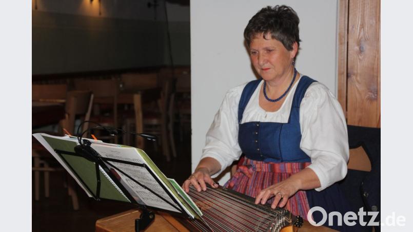 Michaela Gaach umrahmte die Buchvorstellung musikalisch. Bild: kro