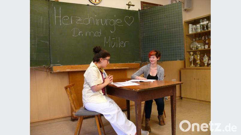 Mit lustigen Sketchen erfreute die Katholische Landjugend Münchenreuth ihre Gäste beim Seniorennachmittag. Im Bild eine Szene aus dem Stück &quot;Die Herzoperation&quot; mit Lisa Grötsch (links) und Stefanie Hebenstreit. Bild: kgg