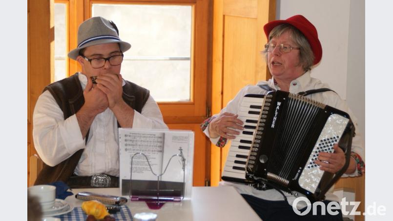 Das Duo Sebastian und Anita unterhielt die Gäste mit volkstümlichen Weisen. Bild: agr