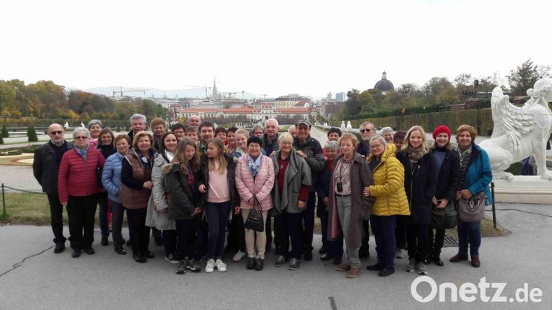 Die Reisegruppe am Schlosspark Belvedere. Bild: exb