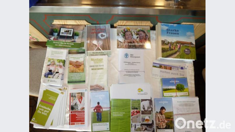Ein Tisch mit Informationsmaterial für die Landfrauen. Bild: Portner