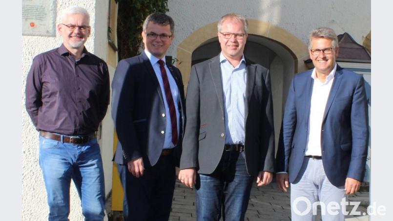 Georg Keil (Zweiter von recht) übernimmt von Peter Hartl die Aufgaben des Geschäftsleiters im Neunburger Rathaus. Für die neue Herausforderung wünschten Bürgermeister Martin Birner und Personalratsvorsitzender Werner Schneeberger (links) alles Gute. Bild: pko
