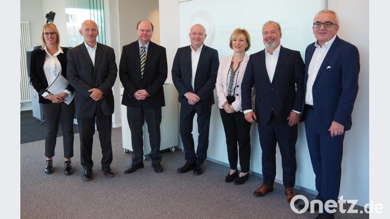 Organisatoren und Vertreter der beteiligten Institutionen des neuen 3+3=7-Instituts an der OTH in Weiden (von links): Martina Beierl vom Medienbüro Weiden, Finanzmarktexperte Uwe Bergold, Leiter des OTH-Bereichs Hochschulentwicklung Wolfgang Weber, Johann Gess von pro aurum, OTH-Vizepräsidentin Christiane Hallbach, OTH-Dekan Bernt Mayer und Vorstandsvorsitzender Ludwig Zitzmann von der Sparkasse Oberpfalz Nord. Bild: Bühner