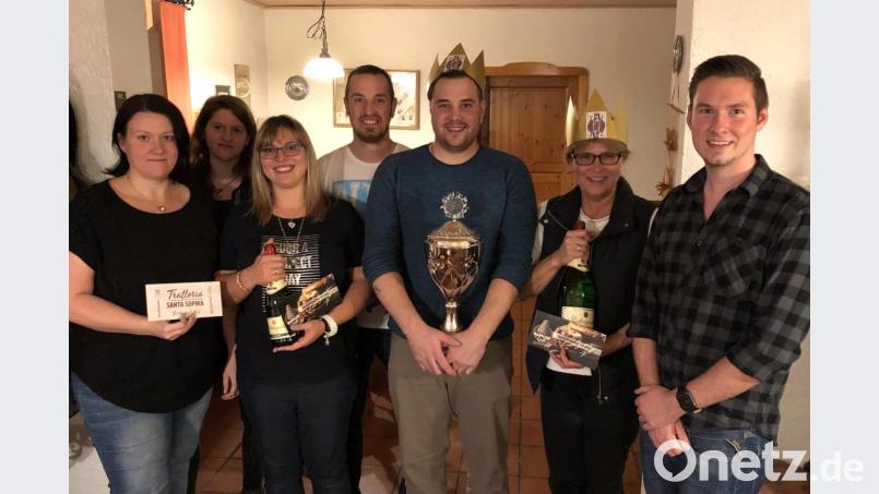 Das zweite Jahr in Folge gratuliert JU-Ortsvorsitzender Uli Kißler (von rechts) Gabriele und Michael Brewitzer zum Sieg beim Preiswatten. Platz zwei geht an Andreas Gollwitzer und Romina Marshall, der dritte Rang an Corina Meier und Heike Gruber. Bild: bgm