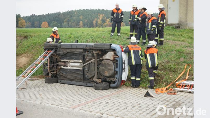 Angeleitet von den Kameraden aus Pittersberg übten die Aktiven der Höglinger Feuerwehr verschiedene Einsatzszenarien. Bild: nib