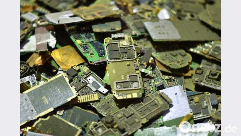 Steuerplatinen ausgedienter Mobiltelefone: In den Geräten stecken wertvolle Rohstoffe. Bild: Uwe Anspach/dpa
