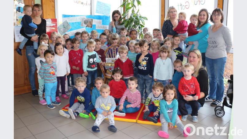 Auch in Speinshart werden die Kleinsten zu Igelpaten. Stolz übergeben die Mädchen und Buben des Kinderhauses ihre Futterspenden. Beim nächsten Ausflug in den Wald wollen sie außerdem ein Igelhaus bauen. Bild: rpp