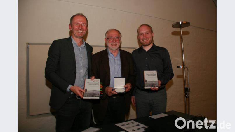 Zum Gedenkabend zum Todestag Graf von der Schulenburgs begrüßt Bürgermeister Herbert Bauer (Mitte) Jörg Skriebeleit (links) und Jan Svimberský (rechts). Bild: wro