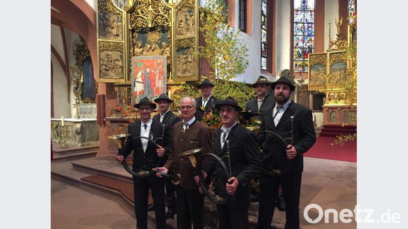 Nach der feierlichen Hubertusmesse in der Stadtpfarrkirche in Lohr bedankt sich Peter Amann von den Lohrer Jagdhornbläsern (vorne, Mitte) bei den Kaibitzer Schlossbläsern für ihre musikalischen Beiträge. Bild: jzk