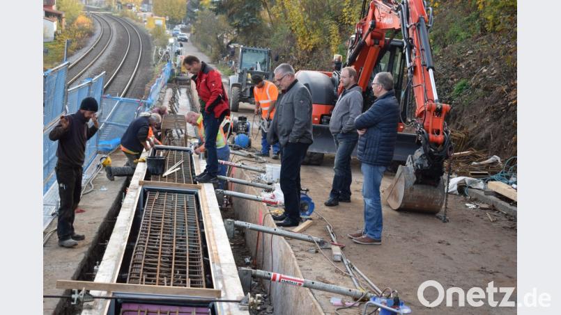 Im Kellerweg wird zur Zeit der Kopfbalken betoniert. Der Stadtrat machte sich ein Bild vom Baufortschritt. Bild: bnr