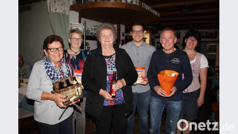 Gut geschossen haben (vorne, von links) Anni Plößl, Herbert Pfannenstein und (dahinter, von links) Edeltraud Brunner und Jungschütze Michael Schaller. Schützenmeisterin Sonja Bauer (rechts) gratulierte zu den Ergebnissen. Bild: frd