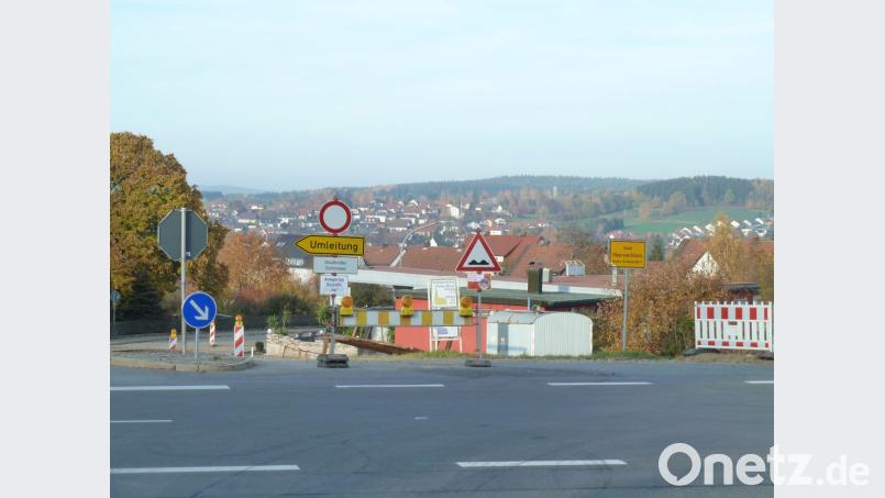 Diese Ansicht von Oberviechtach ist typisch für das Jahr 2018. Die Absperrung an der „Eigelsberger Kreuzung“ (Bundesstraße 22) bleibt noch bis kurz vor Weihnachten stehen. Wer in die Innenstadt möchte, muss einen kleinen Umweg in Kauf nehmen – oder steckt an der Baustelle fest. Bild: Portner