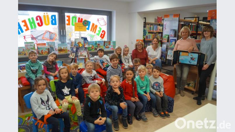 17 Erstklässler tauchen in die Welt der Bücher ein. Bild: du