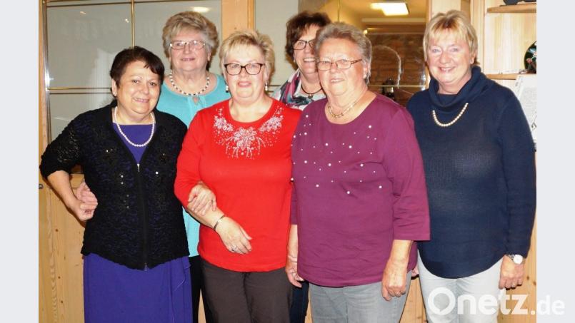 Von den 36 Jahren des Frauenkreises ist Annemarie Eibl (Zweite von links) seit 19 Jahre Leiterin. Sie führt die Gruppe gemeinsam mit ihrem engagierten Team. Bild: weu