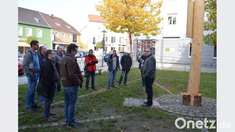 Der markierte Platz um den Maibaum wird gepflastert. Damit wird eine Bestuhlung leichter möglich. Bild: bnr