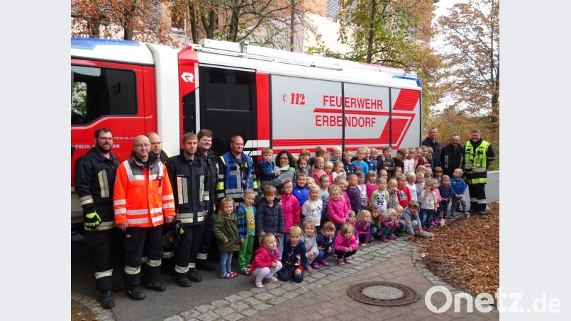 Die Feueralarmprobe meistern die Buben und Mädchen des St.-Elisabeth-Kindergartens hervorragend. Mit auf dem Bild Kommandant Bernhard Schmidt (rechts) und zweiter Kommandant Wolfgang Gruber (zweiter von links). Bild: njn