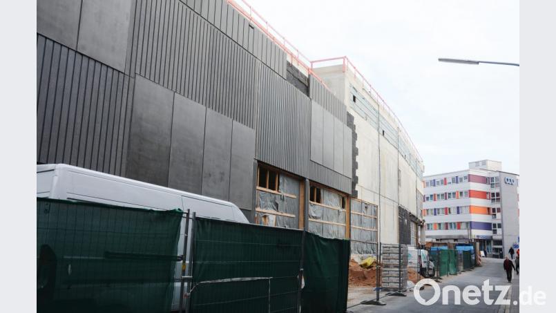 Das Anbringen der Unter-Fassade des NOC, wie hier an der Ringstraße, gestaltet sich schwieriger als geplant. Allen Unkenrufen zum Trotz, so OB Seggewiß, bleibt es beim Eröffnungstermin im März 2019. Bild: Gabi Schönberger