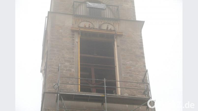Für die neuen Glocken wird der Kirchturm bereits vorbereitet. Nachdem die Stütze der nördlichen Klangarkaden ausgebaut wurde folgt demnächst der Ausbau der alten Glocken und des Glockenstuhls. Bild: njn