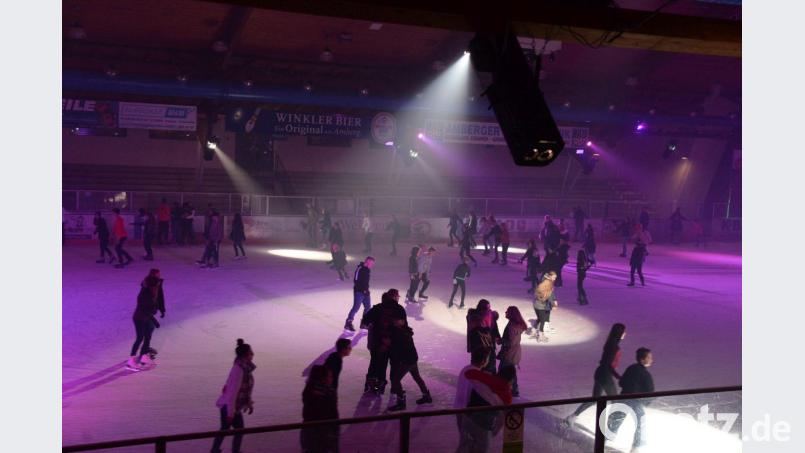 Discolauf in der Amberger Eishalle: Bei passenden Lichteffekten und heißer Musik macht es richtig Spaß über die Eisfläche zu rutschen. Bild: Andreas Brückmann