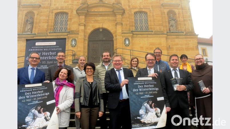 Gruppenbild mit Sponsoren und Protagonisten auf der künftigen Welttheater-Bühne (von links): Wolfgang Dersch, Kulturamtsleiter Reiner Volkert, Astrid Vosberg, Julia Kohl (Lüdecke), Ramona Grosser, Klaus Herdegen, Michael Cerny, Susanne Lettner (Baumann), Dieter Paintner, Georg Baumann, Thomas Retzer (VR-Bank), Cosima Frey (Kulturamt) und Pater Serpahin Broniowski. Bild: Stephan Huber