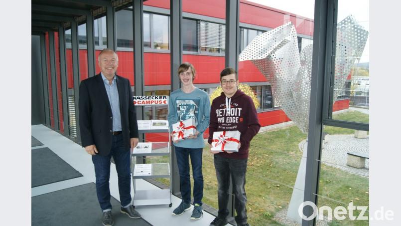 Kassecker-Geschäftsführer Bernd Fürbringer mit den I-Pad-Gewinnern Alexander Neumann und Peter Stier (von links). Bild: exb