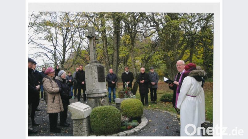 Friedhofgang Paulusbrunn an Allerheiligen mit Pfarrer Siegfried Wölfel (rechts). Bild: exb/Ingrid Leser