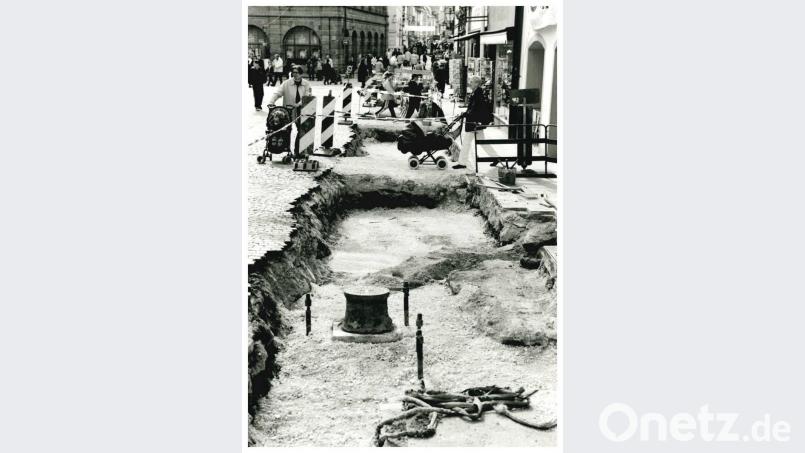 1998 waren die Bauarbeiter vor der Häuserzeile am Marktplatz aktiv. Sie arrangierten einen drei Meter breiten Korridor als Verbindung zwischen Georgen- und Rathausstraße. Bild: Wolfgang Steinbacher
