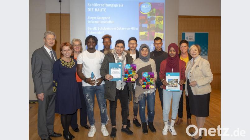 Das Siegerteam der Schülerzeitung „W.I.R.“ mit Ministerialdirektor Herbert Püls (links), Juryvorsitzende Stefanie von Winning (Dreitte von link) und Stiftungsvorsitzende Professor Ursula Männle (rechts). Bild: Hanns-Seidel-Stiftung