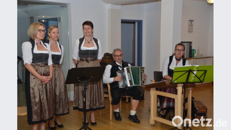 Doris Völkl, Stefanie Daubenmerkl und Andrea Götz sind die Gruppe &quot;Triangel&quot;. Zusammen mit Hans Fröhlich und Claudia Wittl (von links nach rechts) gastierten die Sängerinnen und Musikanten beim Heimatabend im Walter-Siegert-Caritasheim. Bild: dob