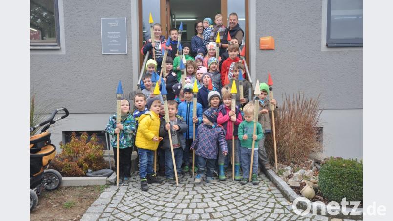 Vorsitzender Martin Stigler Manuela Thanner (hinten, rechts) und die Kinder präsentieren stolz die Insektenhotels in Raketenform. Bild: exb