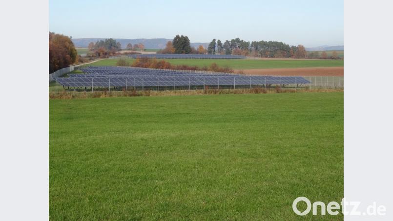 In unmittelbarer Nachbarschaft dieser Solarmodule entstehen die beiden neuen Photovoltaikanlagen an der Bahnstrecke Kirchenlaibach-Weiden. Bild: ak