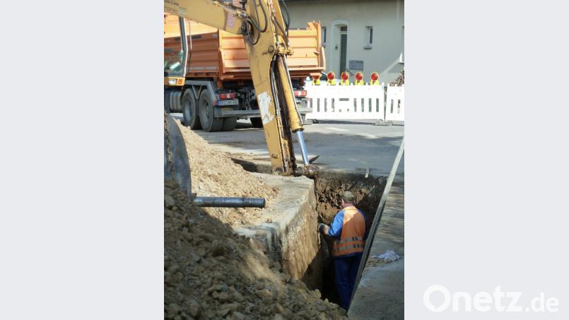 Bis zu drei Meter tief mussten die Bauarbeiter der Firma Baumer zur Sanierung des Kanals in die freigelegten Gräben einsteigen. Im zweiten Schritt (Bild) wird die Wasserleitung neu verlegt. Für die Anwohner ist die Zufahrt jederzeit möglich. Bild: Portner