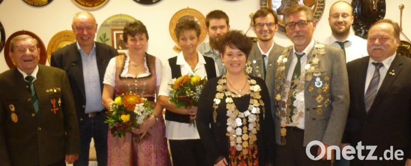 Bei der Proklamation (von links): OSB-Ehrenmitglied Josef Lotter, Bürgermeister Roland Strehl, 2. Zofe Elisabeth Schönfelder, 1. Zofe Sabine Rieß, 2. Ritter Raimund Rieß, Liesl Lisa Rieß, 1. Ritter Christian Brunner, König Kurt Mußemann, Schützenmeister Oliver Nitzbon und das neue OSB-Ehrenmitglied Ludwig Mayer. Bild: exb