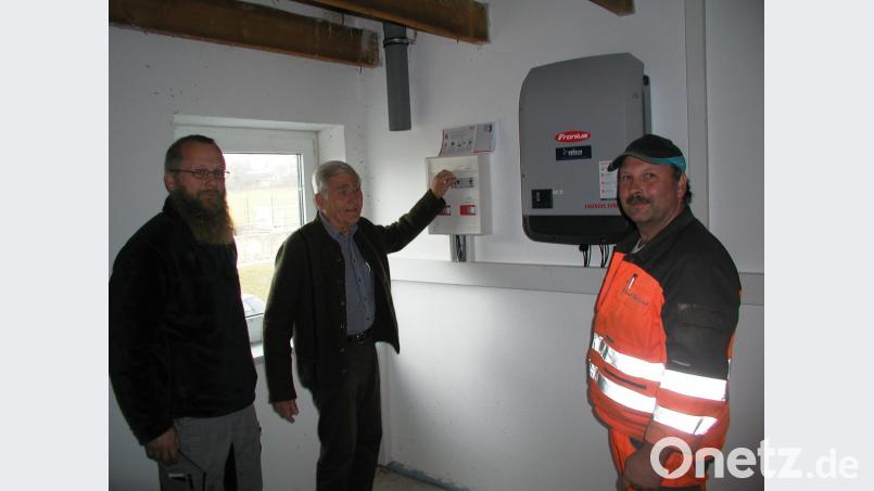 Im Betriebsgebäude der Kläranlage legte Bürgermeister Ludwig König den Schalter um und nahm damit die zweite Photovoltaik-Anlage der Gemeinde in Betrieb. Mit dabei waren Sebastian Zeitler von der Firma Krisch (links) und Klärwärter Bernhard Schindler. Bild: ld