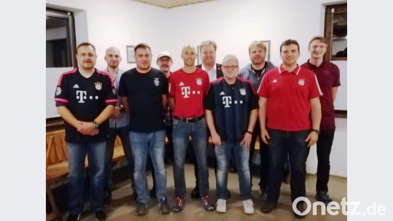 Die neue Vereinsführung des FC Bayern Fan Clubs Schweppermann Kastl (von links): Rainer Angermann, Harald Hiller, Oliver König, Siegfried Kölbl, Rainer Steuerl, Stefan Braun, Tobias Bauer, Norbert Beer und
Jürgen und Hubert Rubenbauer. Bild: jp