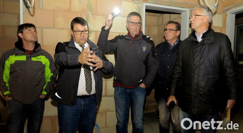 Mit Scheinwerfern leuchteten die Mitglieder des Bauausschusses am Montagabend die Räume des Funktionsgebäudes aus und machten sich ein Bild vom Baufortschritt. Bild: Hirsch