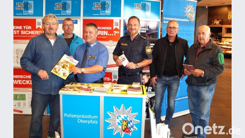Wolfgang Sennfelder (Dritter von links) sowie die Neunburger Kollegen Stephan Beer (Zweiter von links) und PI-Leiter Bernhard Hager (Dritter von rechts) und Alois Ebenschwanger (Zweiter von rechts) informierten über Einbruchsschutz. Bild: agr