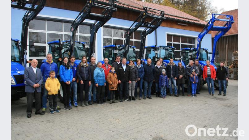 „Gott ist mit uns, wo immer wir auch unterwegs sind“, erinnert Pfarrer Maximilian Roeb bei der Fahrzeugsegnung in Leugas. Bild: wro