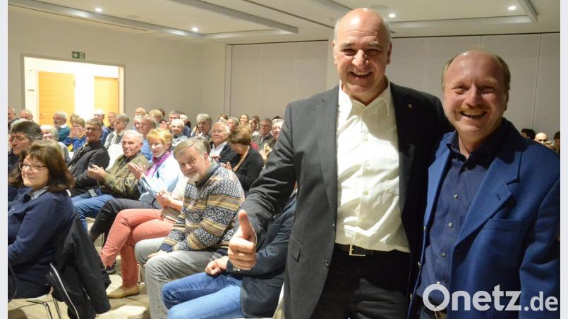 Lionsclub-Präsident Christian Kick (zweiter von rechts) und Filmemacher Thomas Stock. Bild: Kunz