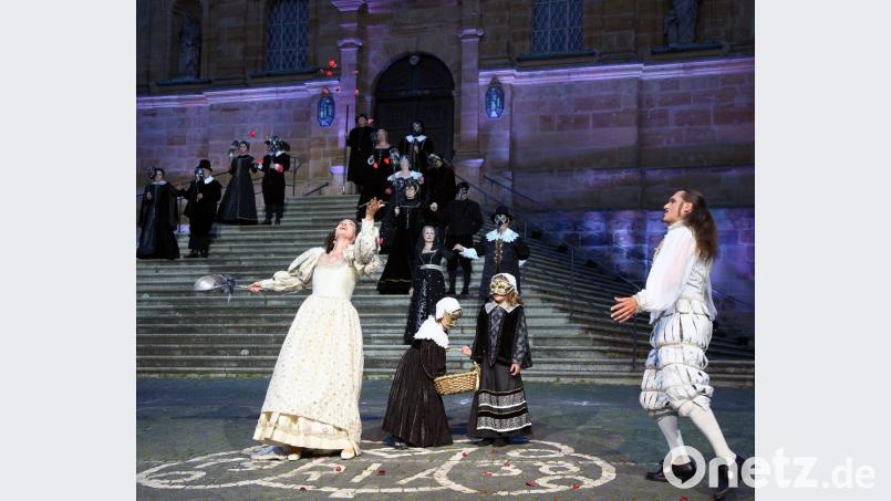 Ein Bühnenereignis war das Amberger Welttheater 2014 mit seinen knapp 100 Mitwirkenden. In die 13 Aufführungen kamen 7280 Besucher. Bild: Steinbacher