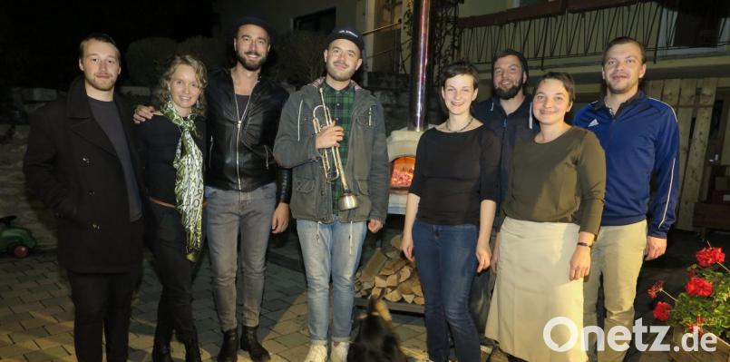 Auf dem Brunner-Hof gab die italische Band „Mattia Caroli e i Fiori del Male“ ein Konzert. Bild: Hirsch