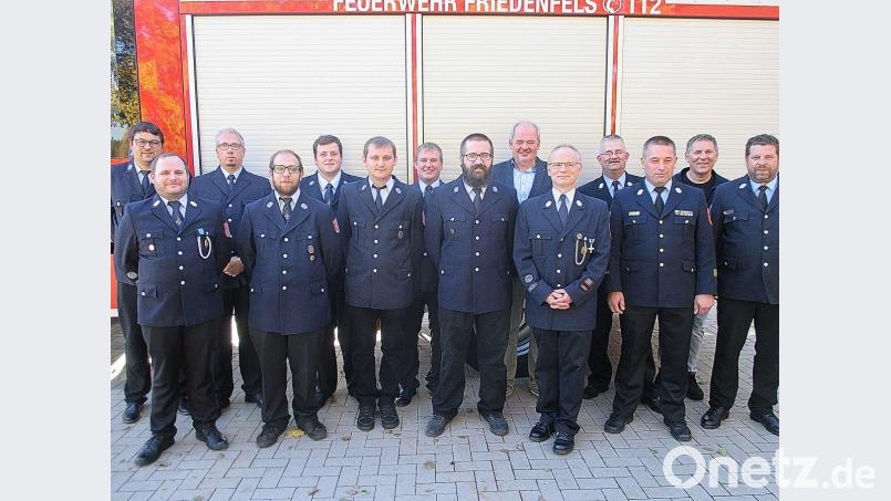 Die Friedenfelser Feuerwehr absolviert erfolgreich eine Leistungsprüfung. Neben Kreisbrandmeister Florian Trießl und Kreisbrandinspektor Stefan Gleißner (vorne von rechts) sowie Kreisbrandmeister Günter Fachtan (hinten, Zweiter von rechts) gratulieren zweiter Bürgermeister Oskar Schuster (hinten rechts) und erster Bürgermeister Gottfried Härtl (hinten, Dritter von rechts) zum hohen Ausbildungsstand. Bild: bsc