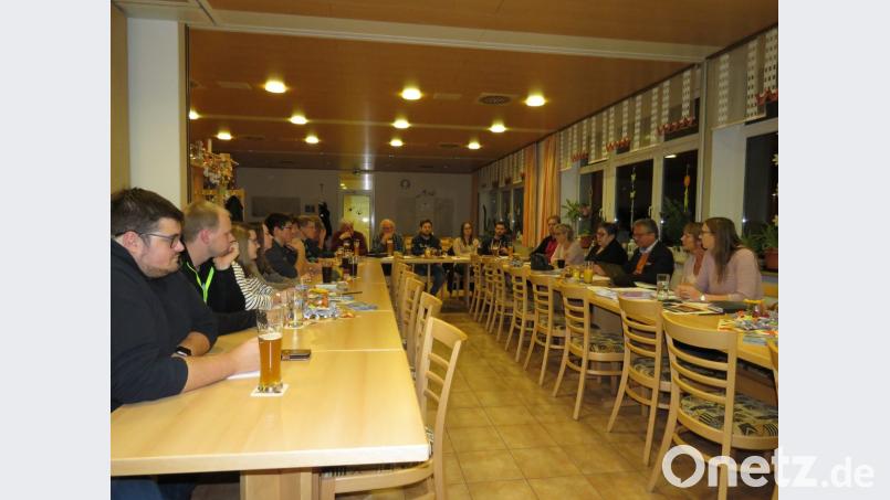 Viele Jugendgruppenleiter folgen der Einladung des &quot;Kreisrunden Tischs Jugendarbeit&quot;. Bild: ubb